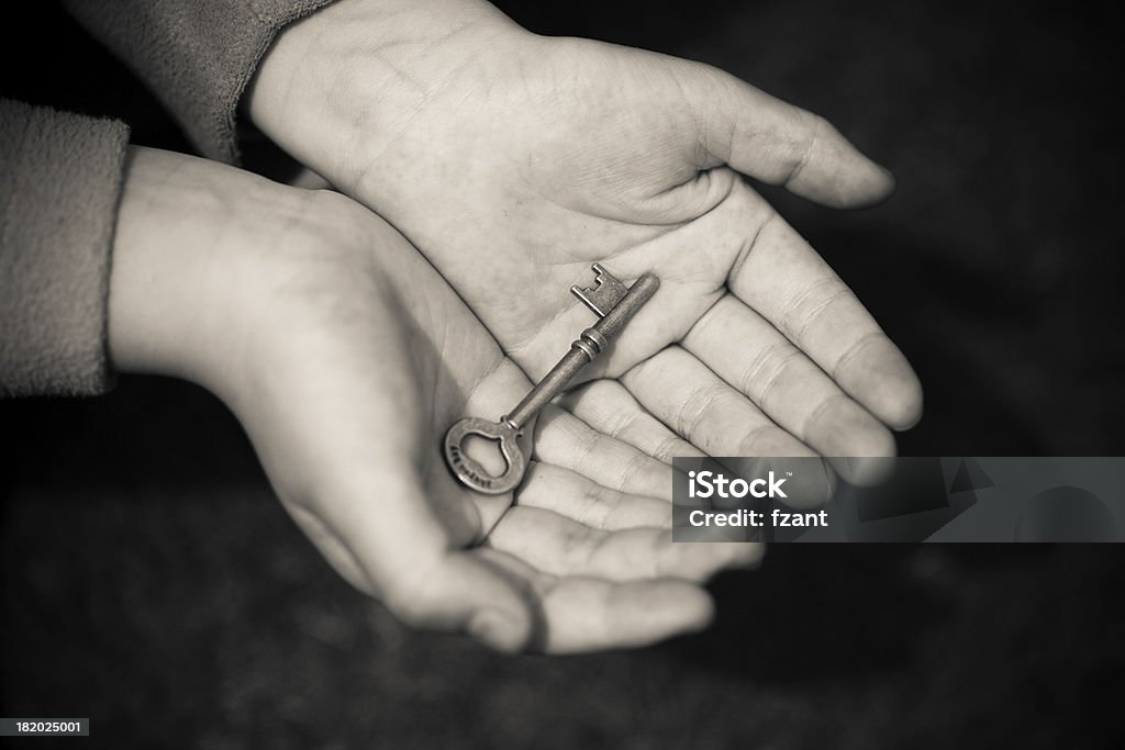 Рука держит Ключ к успеху - Стоковые фото Мастер-ключ роялти-фри