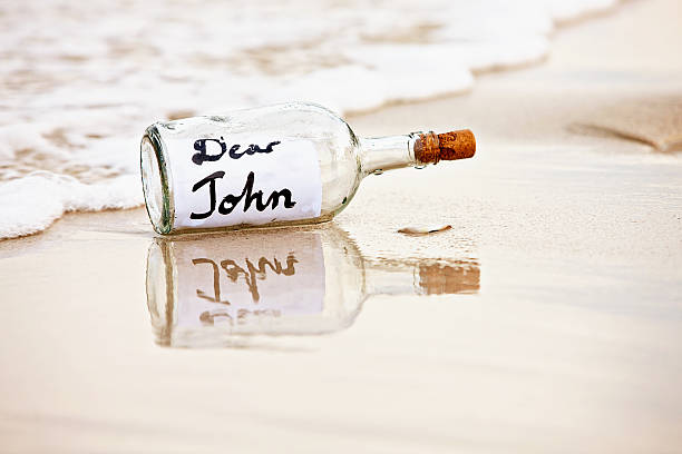 разрыв дорогой john послание в бутылке на пляже castaway - stranded message in a bottle island document стоковые фото и изображения