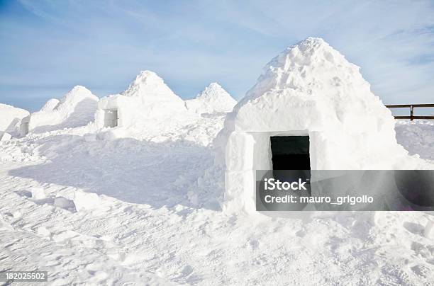 Foto de Igloo Ice e mais fotos de stock de Abrigo - Abrigo, Alpes europeus, Alto contraste