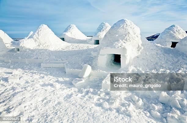 Ice Iglu - Fotografias de stock e mais imagens de Iglu - Iglu, Abrigo Anti-Bombas, Alpes Europeus