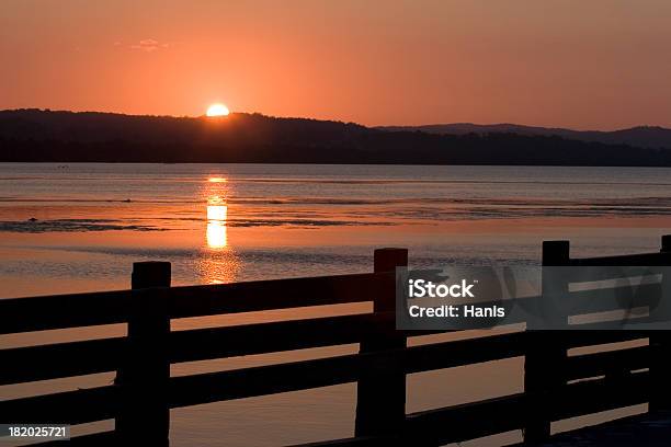 Jezioro O Zachodzie Słońca - zdjęcia stockowe i więcej obrazów Aranżować - Aranżować, Australia, Bezchmurne niebo