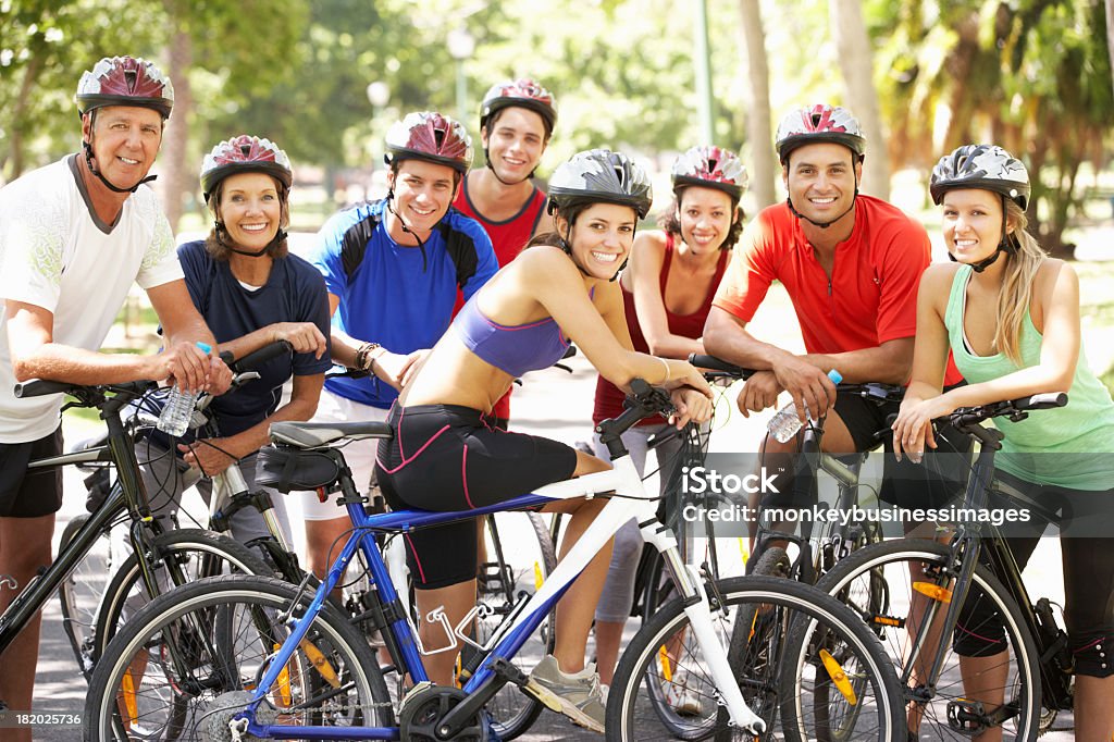 Grupo de ciclistas en reposo, durante el ciclo paseo en el parque - Foto de stock de Andar en bicicleta libre de derechos