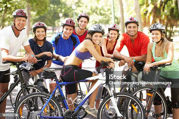 Grupo De Ciclistas En Reposo Durante El Ciclo Paseo En El Parque Foto de stock y más banco de imágenes de Andar en bicicleta