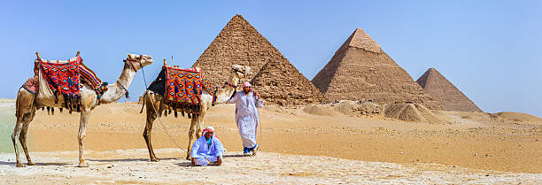 bedouins i piramidy - pyramid of mycerinus pyramid great pyramid giza zdjęcia i obrazy z banku zdjęć