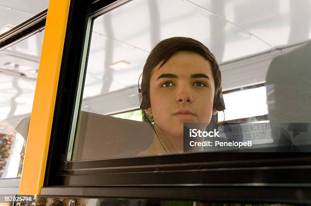 Autobús De Colegio Teen Foto de stock y más banco de imágenes de Adolescencia - Adolescencia, Adolescente, Adulación