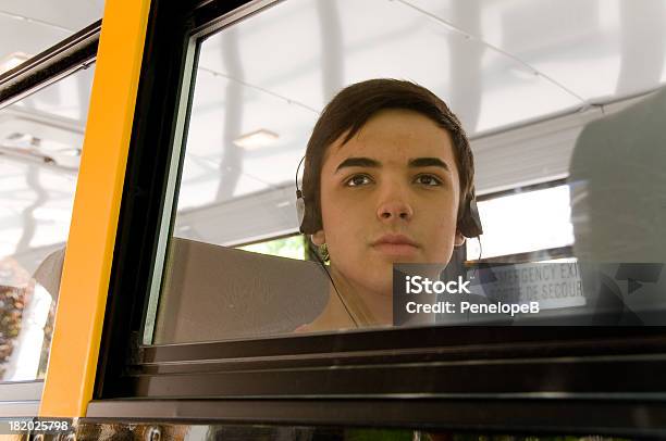 Школьный Автобус Teen — стоковые фотографии и другие картинки Горизонтальный - Горизонтальный, Красивые люди, Красота