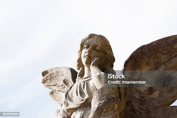 Photo libre de droit de Ancienne Statue De Lange Dans Le Ciel Espace De Copie banque d'images et plus d'images libres de droit de Ange