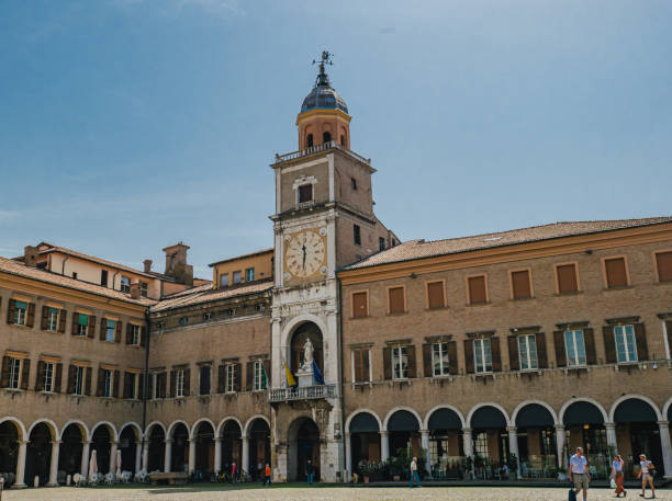 der torre dell'orologio oder glockenturm des rathauses palazzo communale in modena, italien - palazzo communale stock-fotos und bilder