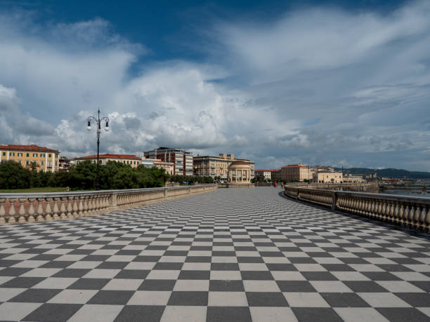 Terrazza Mascagni em Livorno sob um céu azul com nuvens dispersas - foto de acervo