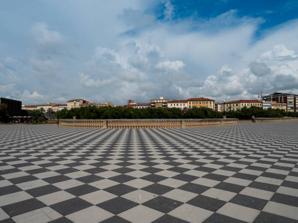 구름이 흩어져있는 푸른 하늘 아래 리보르노의 Terrazza Mascagni 스톡 사진