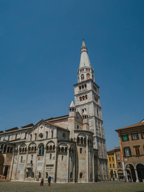 Catedral Metropolitana com sua torre Ghirlandina e a prefeitura em Modena, Itália - foto de acervo