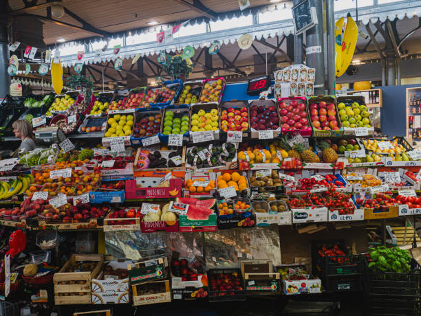 이탈리아 모데나에서 신선한 과일과 채소를 진열하는 시장 가판대 스톡 사진