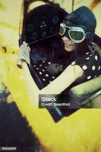 Kobieta W Vintage Samolot - zdjęcia stockowe i więcej obrazów Pilot - Pilot, Pilotować, Dwupłat