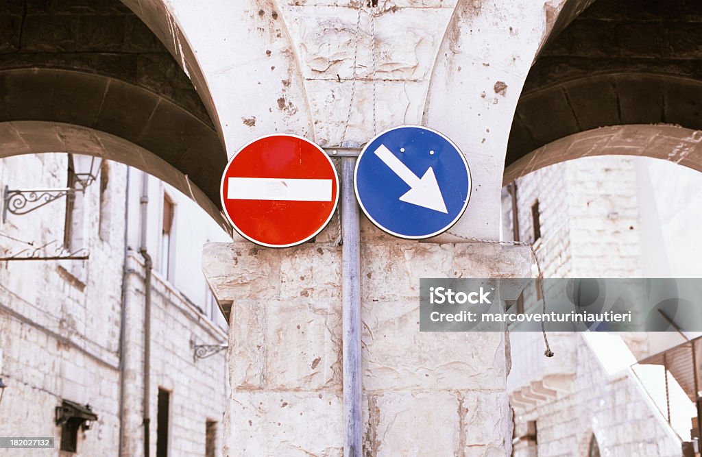 Le indicazioni in Italia-Segnaletica stradale n Italia - Foto stock royalty-free di Segnaletica stradale