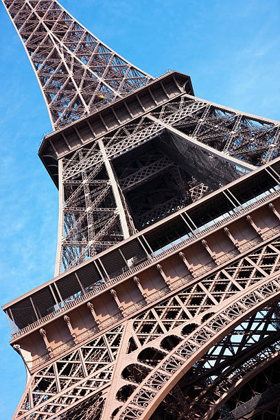 schräge blick auf eiffelturm, paris, frankreich - clear sky low angle view eiffel tower paris france stock-fotos und bilder