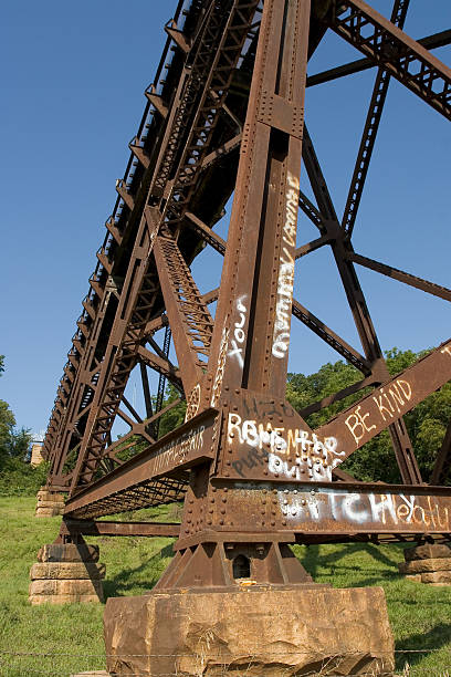 основа поезд - off track running graffiti railway bridge foundation стоковые фото и изображения