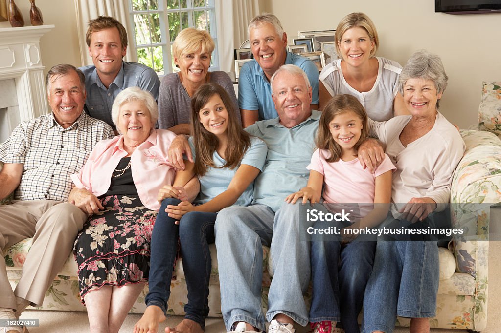 Большой семьи группа сидит на диване в помещении - Стоковые фото 30-39 лет роялти-фри