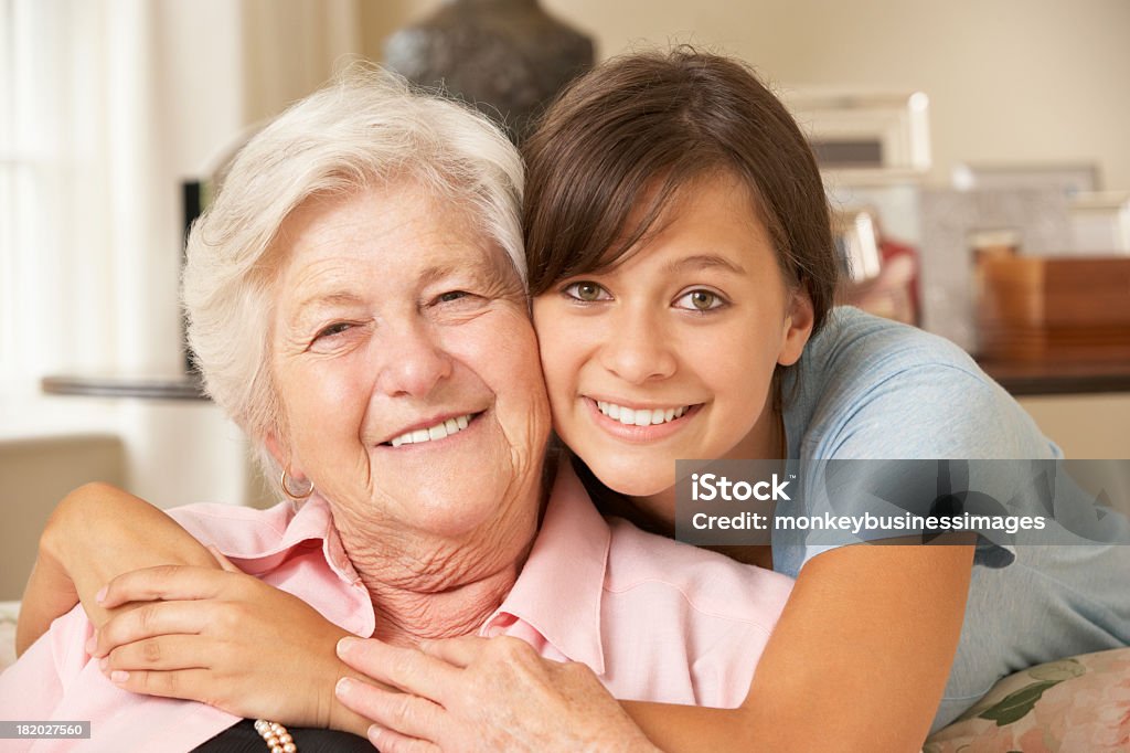 Teenage Granddaughter visita abuela en su casa - Foto de stock de 70-79 años libre de derechos