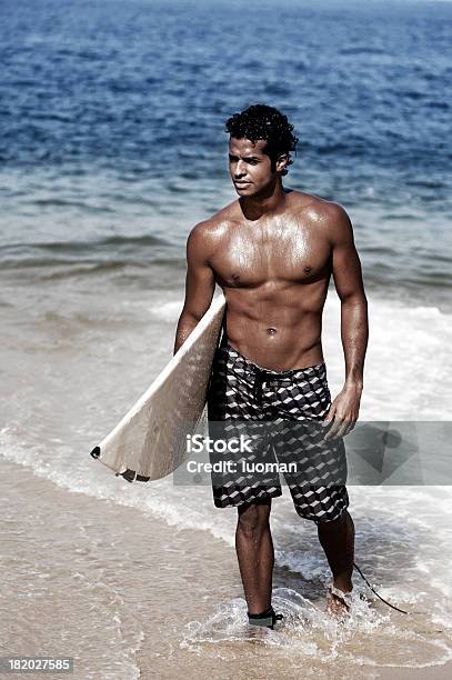 Foto de Surfista Saindo Do Mar e mais fotos de stock de 20 Anos - 20 Anos, 20-24 Anos, Adulto