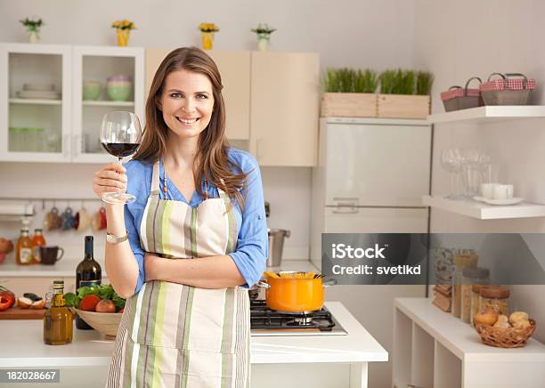 Mulher Na Cozinha - Fotografias de stock e mais imagens de Dona de Casa - Dona de Casa, Cozinhar, Cozinha