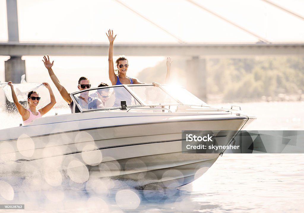 Fröhlich junger Menschen Reiten in einem Schnellboot. - Lizenzfrei Freundschaft Stock-Foto