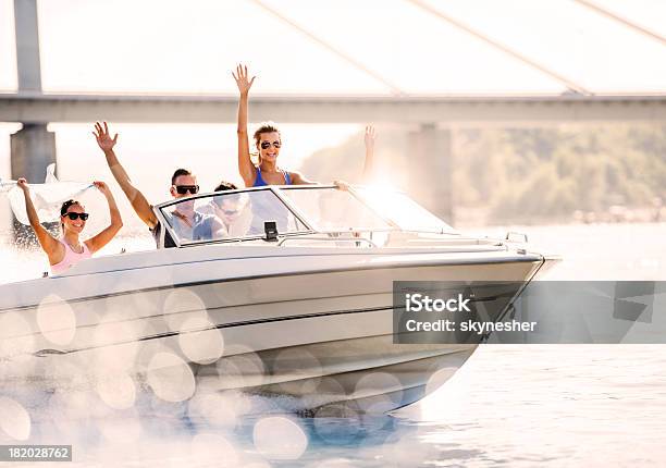 Fröhlich Junger Menschen Reiten In Einem Schnellboot Stockfoto und mehr Bilder von Freundschaft
