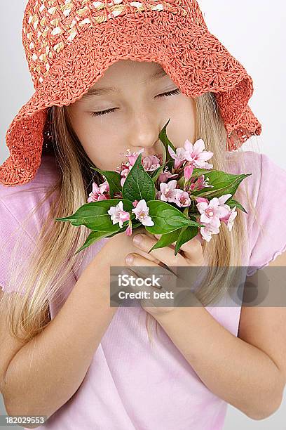 Mädchen Mit Red Hat Stockfoto und mehr Bilder von Blume - Blume, Einzelne Blume, Erwachsene Person