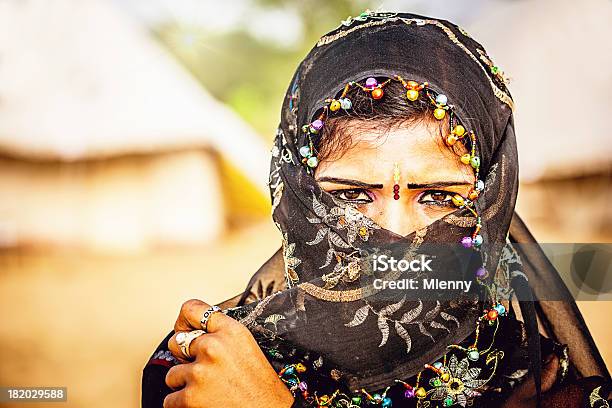 Indiana Ritratto Di Donna Con Foulard - Fotografie stock e altre immagini di Donne - Donne, Paura, Cultura indiana