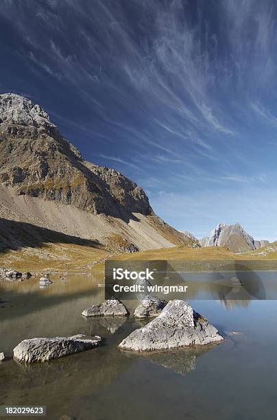 Photo libre de droit de Lac De Montagne banque d'images et plus d'images libres de droit de A l'abandon - A l'abandon, Admirer le paysage, Alpes européennes