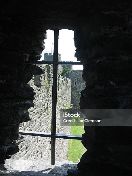 Otro La Ventana En Piso Superior Del Castillo En El Reino Unido Foto de stock y más banco de imágenes de Aire libre