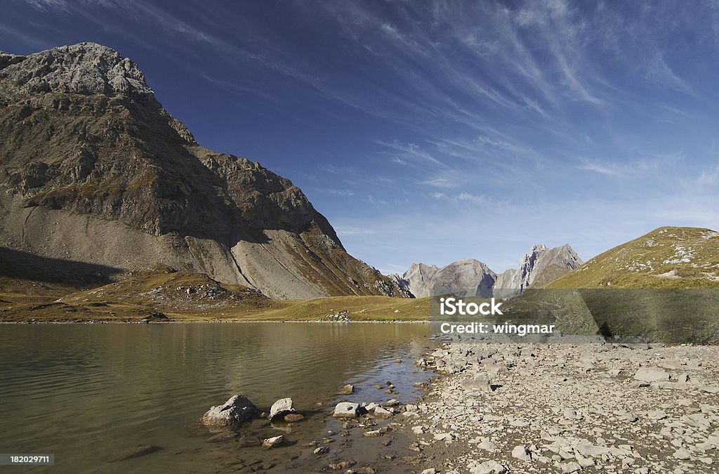 góry błękitne niebo - Zbiór zdjęć royalty-free (Alpy)