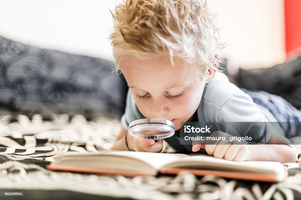 Giovane ragazzo leggendo un libro - Foto stock royalty-free di 6-7 anni