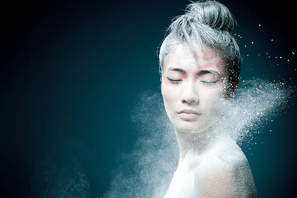 maquillage de femme asiatique - face powder photos et images de collection
