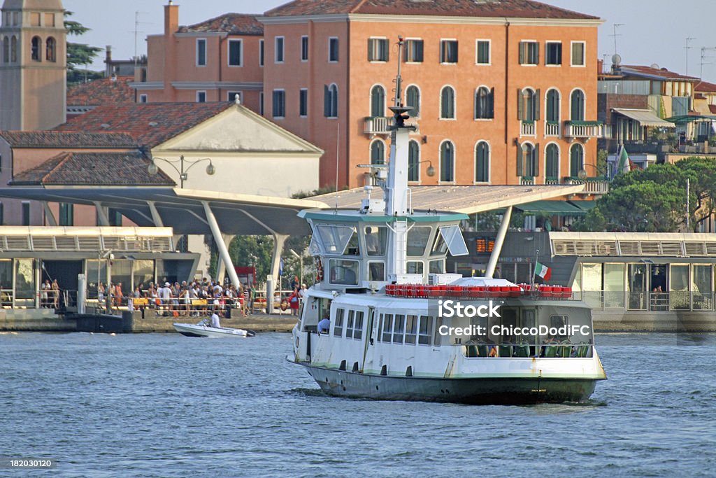 vaporetto in Venedig für den Transport von Touristen - Lizenzfrei Anlegestelle Stock-Foto