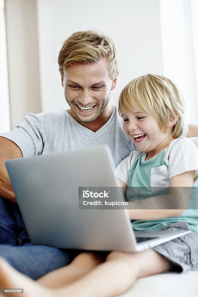 Tecnologia per la famiglia - Foto stock royalty-free di Accogliente