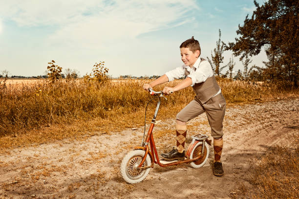 procurar semelhantes de little rascals sua scooter de equitação-broto de alfafa - runabout imagens e fotografias de stock