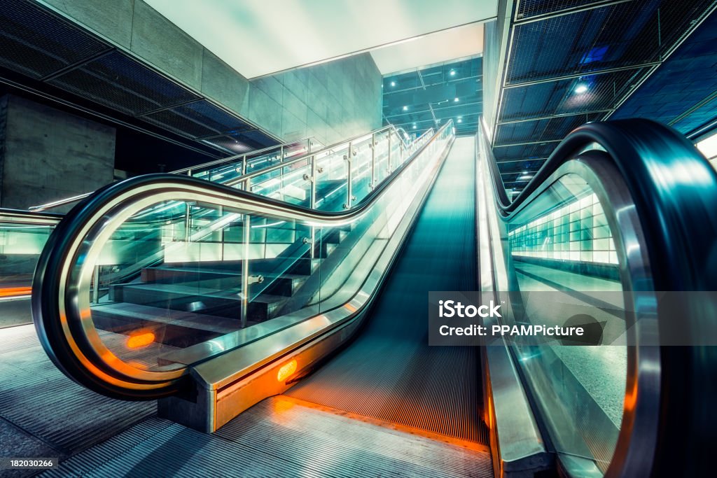 Escalera mecánica en una estación - Foto de stock de Alemania libre de derechos