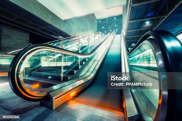 Escalera Mecánica En Una Estación Foto de stock y más banco de imágenes de Alemania - Alemania, Andén de estación de metro, Arquitectura
