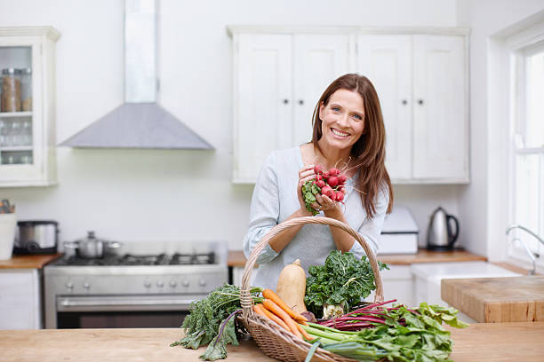 восхитительной radishes - vegies vegetable basket residential structure стоковые фото и изображения