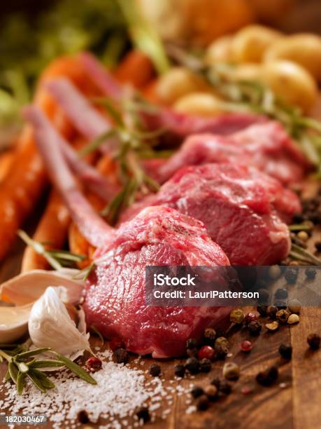 Raw Lammkoteletts Stockfoto und mehr Bilder von Lamm - Fleisch - Lamm - Fleisch, Ansicht aus erhöhter Perspektive, Comfort Food