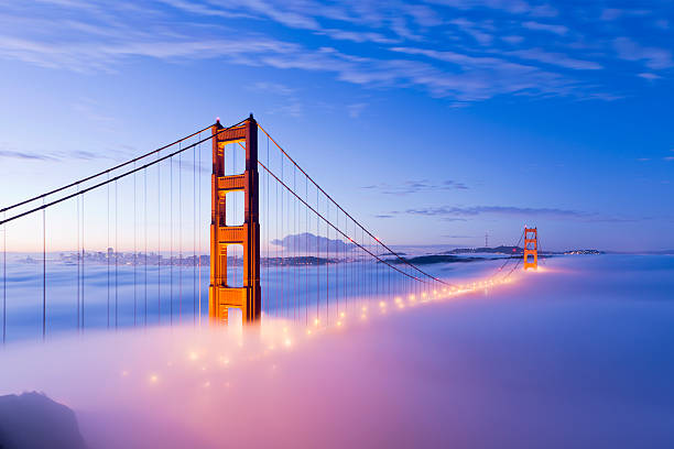 pont du golden gate dans le brouillard de san francisco - san francisco bay area golden gate bridge night bridge photos et images de collection