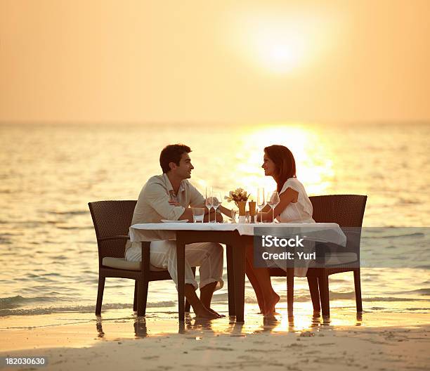 Foto de Jantar Romântico No Waves e mais fotos de stock de Jantar - Jantar, Praia, Casal