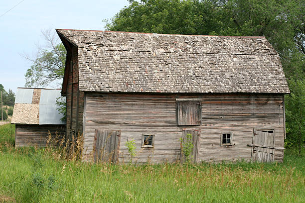 istock Midwest red barn and shed near roadside. 182030647