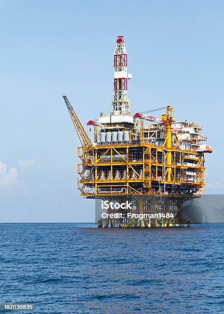 Foto de Plataforma Petrolífera e mais fotos de stock de Plataforma Marítima - Plataforma Marítima, Mar, Gás natural