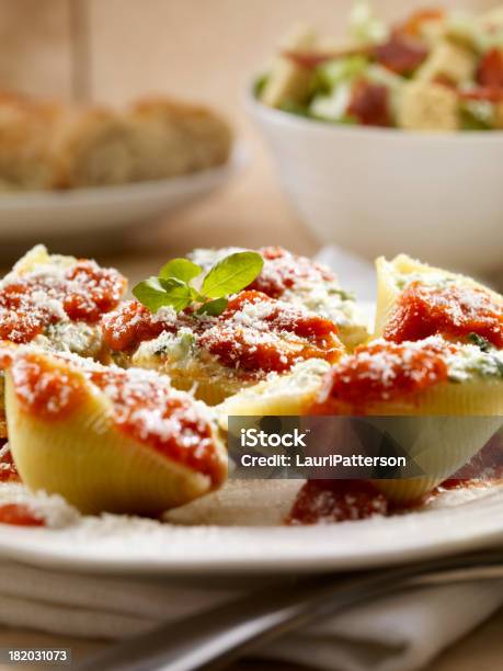 Foto de Conchas De Massa Recheadas e mais fotos de stock de Conchiglie - Conchiglie, Manicotti, Recheado