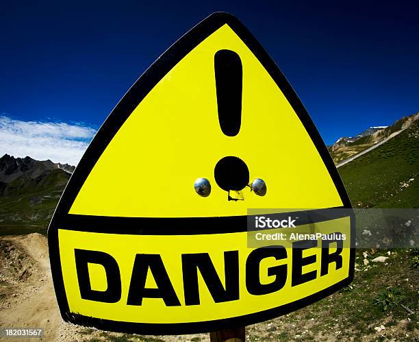 Znak Niebezpieczeństwo - zdjęcia stockowe i więcej obrazów Alpy - Alpy, Bez ludzi, Czarny kolor