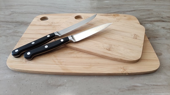 Kitchen knifes and cutting board