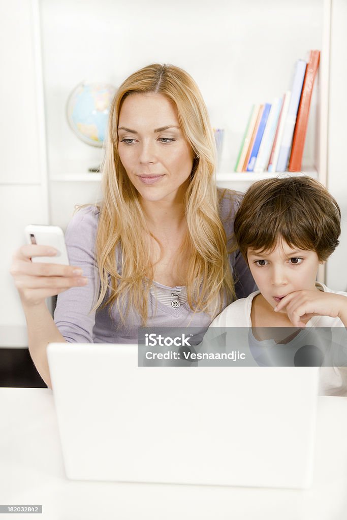 Madre e figlio comunicazione degli - Foto stock royalty-free di Abbigliamento casual