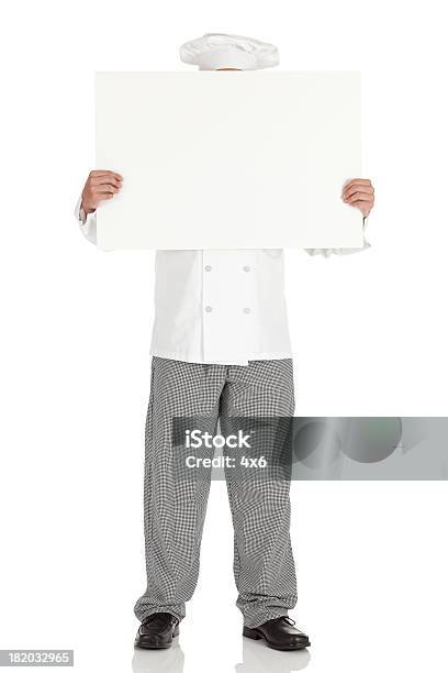 Chef Segurando A Placa Na Frente De Seu Rosto - Fotografias de stock e mais imagens de Chefe de Cozinha - Chefe de Cozinha, Homens, Segurar