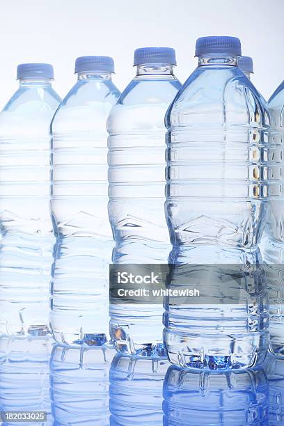 Flaschen Wasser Stockfoto und mehr Bilder von Alkoholfreies Getränk - Alkoholfreies Getränk, Behälter, Blau